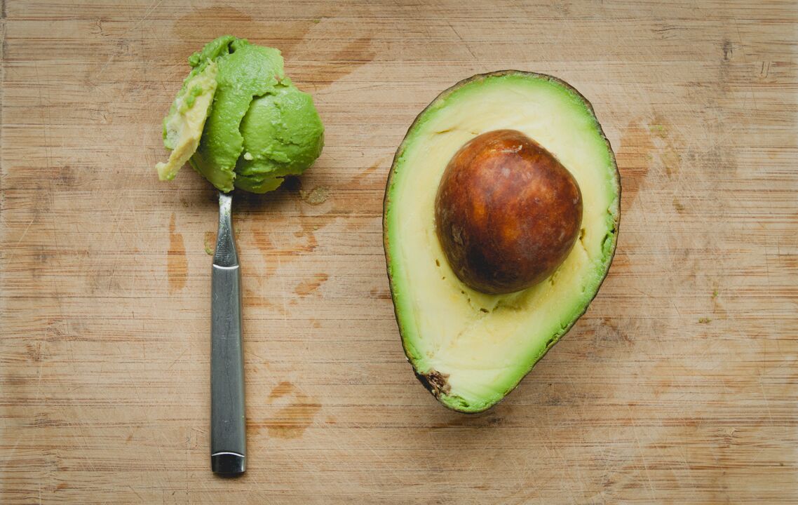 Avocado's zijn opgenomen in het menu van het keto-dieet vanwege hun hoge gehalte aan plantaardige vetten en eiwitten. 